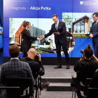 Laureatka konkursu z ministrem Waldemarem Budą, wiceministrem Piotrem Uścińskim i główną inspektor nadzoru budowlanego, Dorotą Cabańską