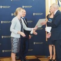 Pani Dorota Cabańska wręcza nagrodę