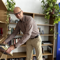 Michał Widelski, Dyrektor Generalny zostawia przyniesione książki na półkach biblioteki GUNB